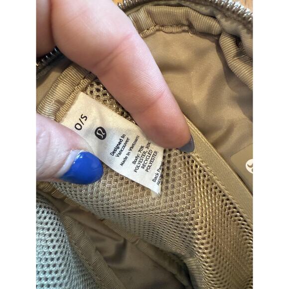 Lululemon Everywhere Belt Bag One Size Beige Fleece Sherpa Crossbody Sling Zip - Picture 4 of 9